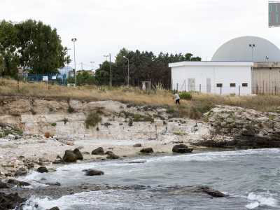 ...grandi cisterne sono adagiate su un arenile di ciottoli, denominato ironicamente �spiaggia del depuratore�, visto che qui i cartelli vietano la balneazione